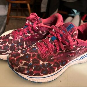 Women’s Brooks size 9 pink with print athletic shoes